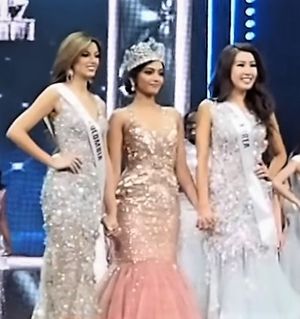 미스 수프라내셔널 2017 결선. 왼쪽부터: 콜롬비아의 티카 마르티네스, 1위; 스리니디 셰티, 현 미스 수프라내셔널 2016; 김제니 (대한민국), 미스 수프라내셔널 2017.