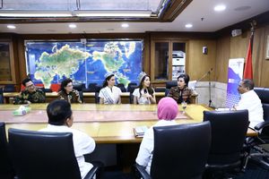 김제니와 푸테리 인도네시아 파리위사타 2017 (미스 수프라내셔널 인도네시아 2017) - 카리나 나딜라 니아브가 인도네시아 관광창조경제부와 푸테리 인도네시아 조직 기자 회견에서.