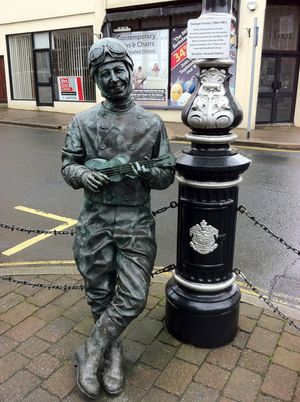 맨 섬 더글러스에 있는 폼비의 동상