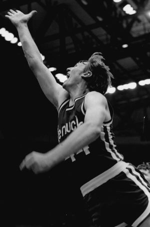 신인 시절 댄 이셀은 경기당 29.9득점으로 ABA 득점왕을 차지했으며, 경기당 13.2 리바운드를 기록했다.