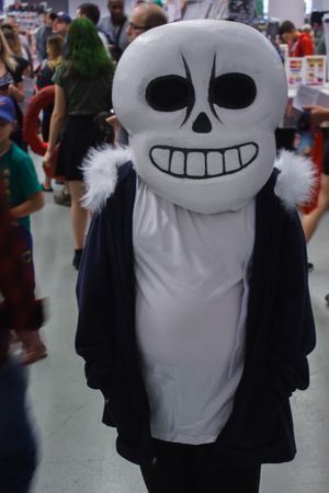 샌즈를 코스프레한 인물이 서 있는 모습이다.