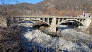 빌라스 다리(Vilas Bridge) 아래의 급류 상태인 그레이트 폭포(Great Falls) (벨로스 폴스), 버몬트 측 브리지 스트리트 끝에서 촬영, 상류 방향