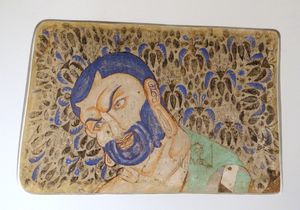 엄격한 표정의 수염 난 남자로, 귓불이 길고 어깨가 드러나 있다