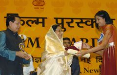 인도 대통령 프라티바 파틸로부터 국가 영화상 여우주연상을 수상하는 프리야마니 (2008년)