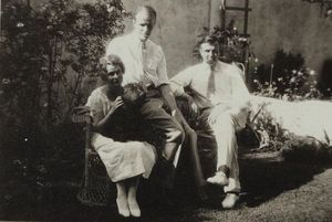 헬렌 베인 냅, 매티슨, 러셀 체니: 1925년 체니의 정원에서 찍은 사진