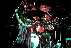 1998년 이탈리아 나폴리에서 공연하는 밴드