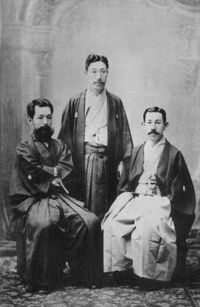 우메(가운데)와 토미이 마사아키(왼쪽), 호즈미 노부시게(오른쪽)