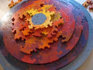 서로 겹쳐져 있는 여러 2차원 퍼즐로 구성된 3차원 퍼즐