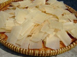 튀기지 않은 크루푹 풀리, 카락, 또는 겐다르, 인도네시아 쌀 과자