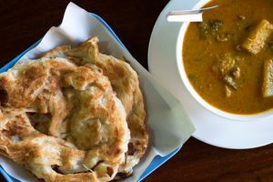 태국식 로티 티추, 태국 무슬림 스타일 소고기 커리와 함께 제공