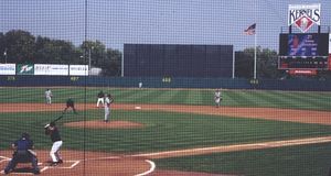 케이시 코트먼이 2002년 9월 1일에 클린턴 럼버킹스를 상대로 타격하고 있다.