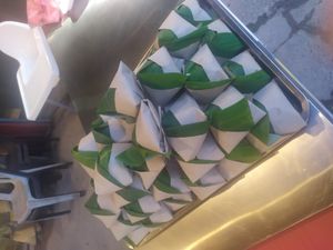 세렘반의 식당에 쌓여있는 여러 팩의 나시 르막.