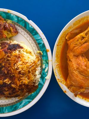 카레와 오믈렛을 곁들인 알로르 세타르 스타일의 나시 레마크