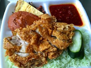 싱가포르에서 닭튀김, 삼발 이칸 빌리스(멸치 삼발), 땅콩, 소금에 절인 멸치, 계란, 오타와 함께 제공되는 나시 르막.