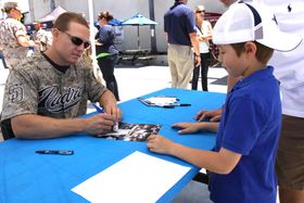2011년 미국 해병대 기지에서 헌들리가 사인하는 모습