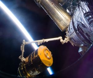 캐나다암2에 의해 ISS에서 분리된 HTV-1