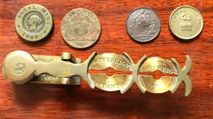 위조 감지기. 가짜는 한 가지 테스트(무게 또는 적합성)는 통과하지만 다른 테스트는 실패한다.