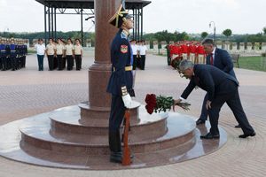 세르게이 쇼이구와 바딤 크라스노셀스키가 8월 23일에 헌화하는 모습