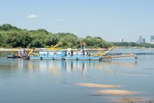 폴란드 바르샤바의 비스와강에서 흡입 준설 바지선이 작업하고 있다.