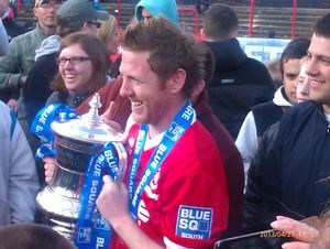 전 웰링 유나이티드 FC 선수 겸 감독 제이미 데이가 2013년 리그 우승 후 컨퍼런스 사우스 트로피를 들고 있다.