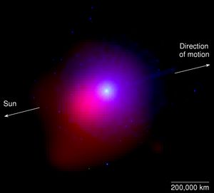2009년 1월 28일 혜성 루린이 지구에서 약 1억 6천만 km, 태양에서 약 1억 8천만 km 떨어져 있을 때 스위프트가 촬영한 이미지. 스위프트의 자외선/가시광선 망원경 데이터는 파란색과 녹색으로, X선 망원경 데이터는 빨간색으로 표시됨.