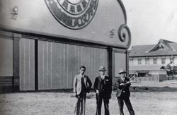 치바 야츠 해안으로 이전한 반도 츠마사부로 프로덕션의 촬영소. 우즈마사와는 반대로 스튜디오의 문자가 왼쪽으로 쓰여졌다.