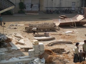 뭄바이의 메흐부브 스튜디오 (2006년). 영화의 실내 촬영 대부분이 이곳에서 이루어졌다.