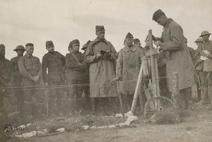 더피 군종장교는 1918년 7월 14일 독일군에 의해 격추된 퀘틴 루스벨트 제1중위의 묘지에서 장례를 집전하고 있다.