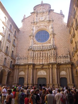 프란시스코 데 파울라 델 비야르 이 카르모나의 작품인 교회의 플라테레스크 부흥 파사드