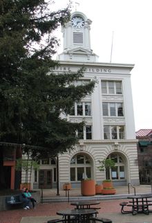 1854년부터 소노마 군의 군청 소재지인 산타로사 시의 시가지