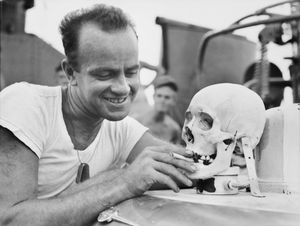 제2차 세계 대전 중 일본인 해골을 들고 포즈를 취하는 미국인