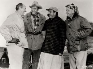 촬영 중 한 장면. 왼쪽에서 두 번째는 제임스 스튜어트, 그 오른쪽은 앤서니 만이다.