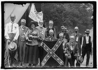 남군기를 둘러싼 전 남군 병사들 (게티즈버그, 1913년)