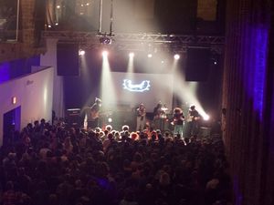 2013년 브루클린에서 밴드와 함께 공연하는 핑크