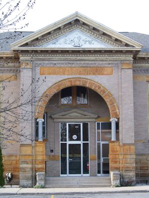 올드 타운 인근의 6번가에 있는 그랜드 트래버스 유산 센터(구 카네기 도서관).