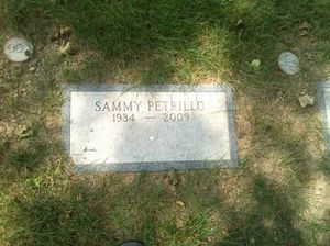 페트릴로의 묘비는 뉴욕주 밸할라의 켄시코 묘지에 있는 배우 기금 묘역에 있다.