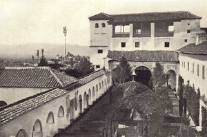 파티오 데 라 아세키아}}<i>