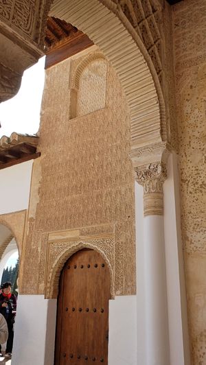 옛 나스르 시대의 서쪽 벽 잔해(Patio de la Acequia)의 작은 부분; 벽의 대부분은 오늘날 낮은 개방형 갤러리로 대체되었다.