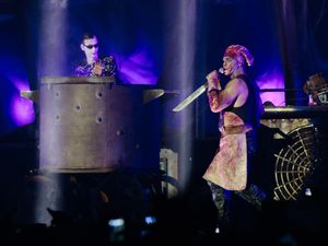 Mein Teil은 아르민 마이베스의 식인 사건을 바탕으로 한다. 라이브 공연에서는 틸 린데만이 큰 냄비에 플라케 로렌츠를 요리하는 퍼포먼스를 선보인다.