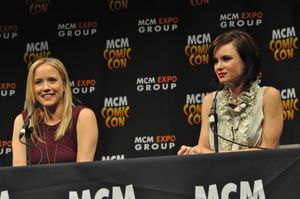 슈람(왼쪽)과 키건 코너 트레이시(오른쪽)는 2013년 MCM 런던 코믹 콘 원스 어폰 어 타임 패널에 참석했다.