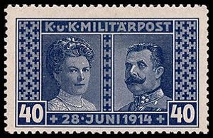 청색을 띤 우표는 왼쪽에는 호엔베르크 공작부인 조피, 오른쪽에는 프란츠 페르디난트를 보여준다. 우표 상단에는 "Militärpost"("군사 우편")라는 제목이 있고, 하단에는 부부의 사망 날짜가 적혀 있다.