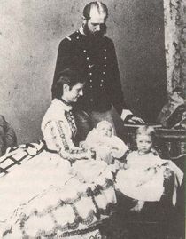 아버지 카를 루트비히 폰 외스터라이히 대공, 어머니 마리아 안눈치아타 디 보르보네두에시칠리에, 프란츠 페르디난트, 남동생 오토 프란츠(1869년).