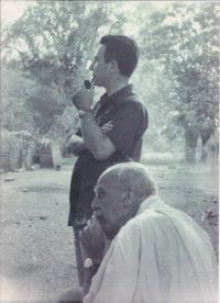 만년의 홀데인(1964년, 앞). 뒤에 서 있는 사람은 마르첼로 시니실코(Marcello Siniscalco)이다.