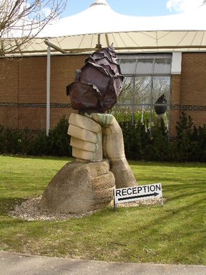 줄리 로즈 스타디움 외부의 상징물