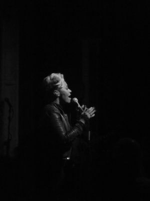 XOYO에서 공연하는 에밀리 산데