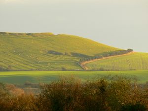 리딩턴 성 위치. 철기 시대의 언덕 요새의 성벽이 지평선의 가장 높은 지점에서 보인다.