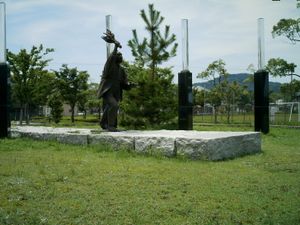 히로가와정 관공서 앞에 있는 《볏단의 불 광장》에 있는 하마구치 고료의 동상