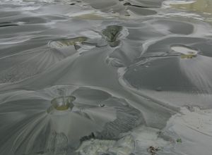 2011년 크라이스트처치 지진 당시 액상화로 인해 땅 위로 분출된 모래. 이런 현상을 '사구' 또는 '모래 분출'이라고 한다.