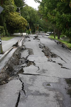 측방 확산의 영향 (2011년 크라이스트처치 지진 이후 크라이스트처치의 리버 로드)