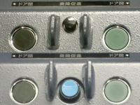 갱신 차량의 출입문 개폐 스위치・승강 촉진 스위치. 승강 촉진 스위치는 2접점화가 실시되었다.